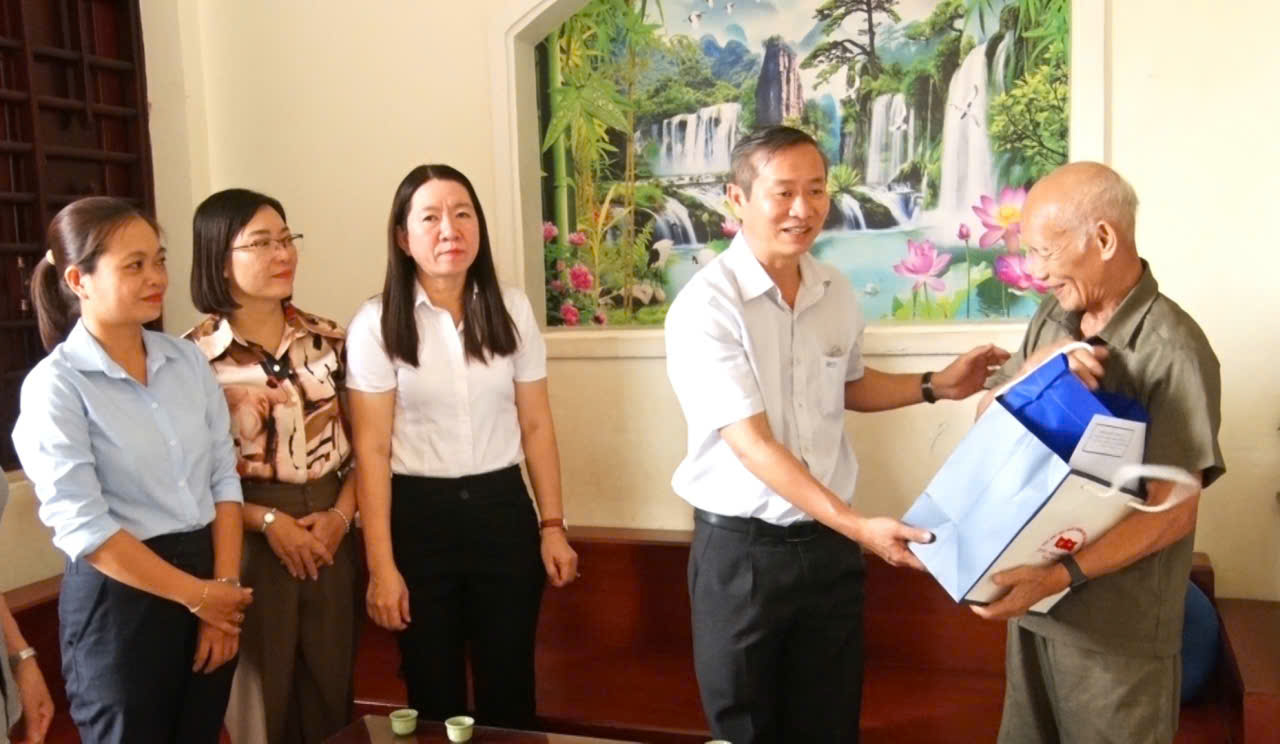 Đồng chí Cao Tiến Sỹ, TUV, Bí thư Đảng ủy xã Dầu Giây cùng đoàn công tác đến thăm và tặng quà một gia đình chính sách tại áp Trần Hưng Đạo