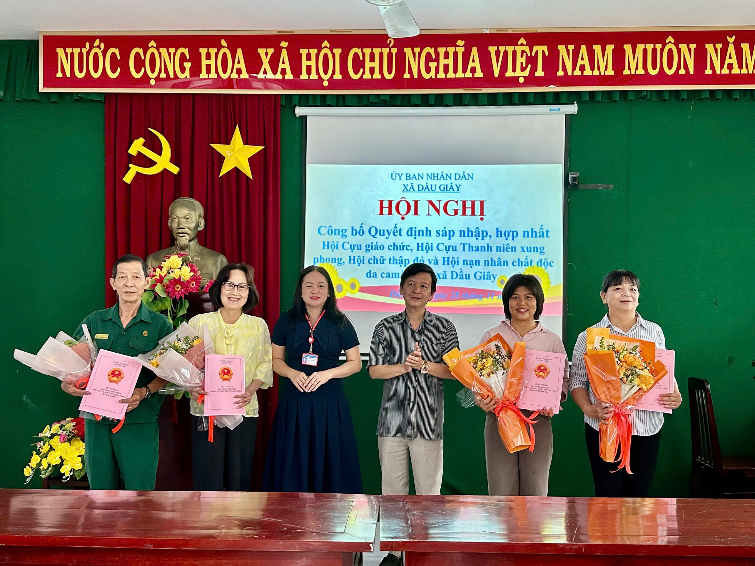 Lãnh đạo UBND xã trao Quyết định và tặng hoa chúc mừng cho các Hội lâm thời