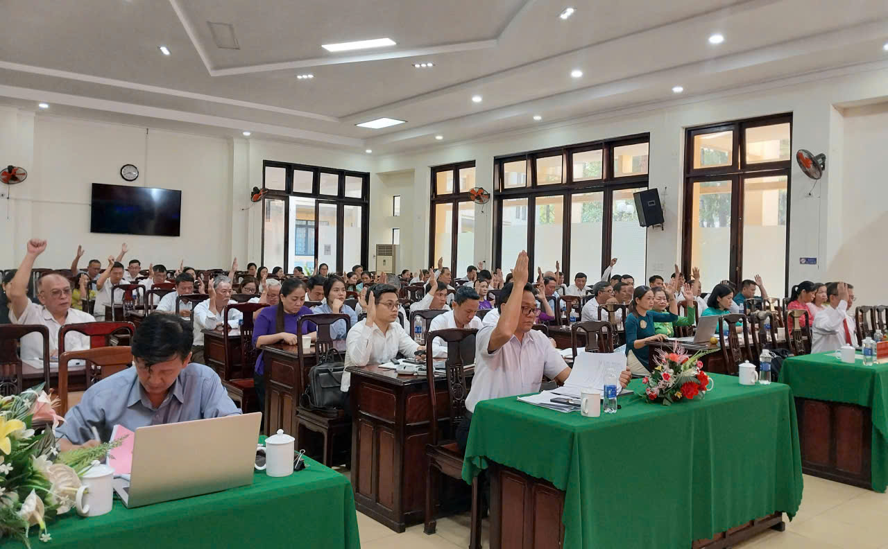 Các đại biểu biểu quyết thông qua 9 nghị quyết tại kỳ họp