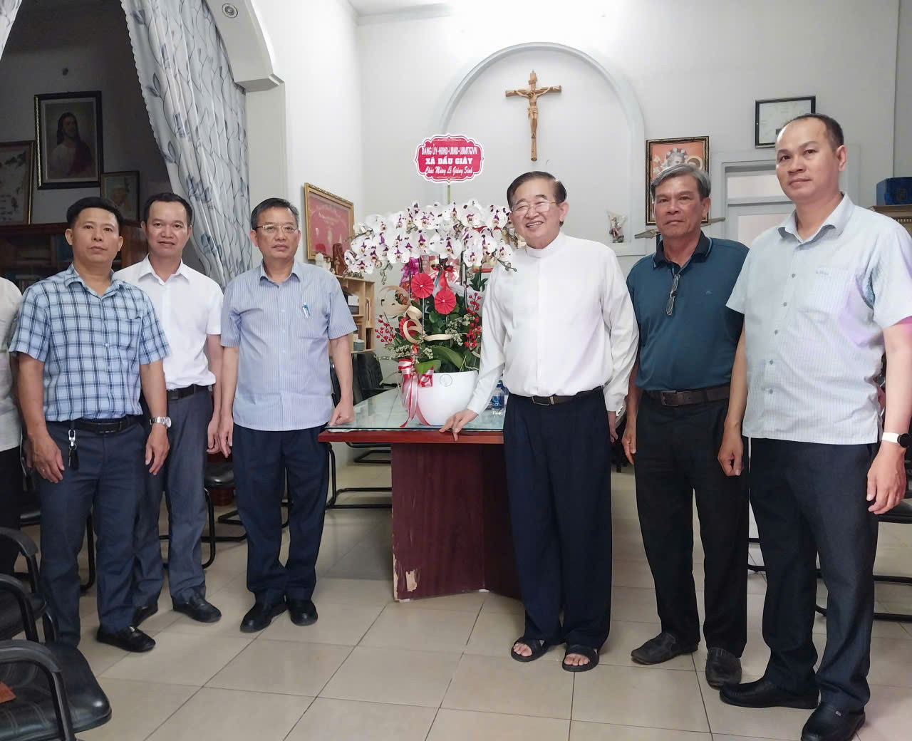 Đoàn đến thăm, chúc mừng Giáng sinh tai Giáo xứ Xuân Long