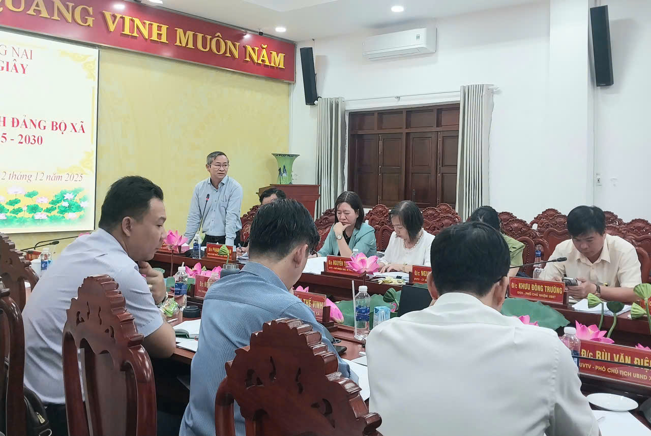 Đồng chí Cao Tiến Sỹ, TUV, Bí thư Đảng ủy xã Dầu Giây phát biểu, trao đổi một số nội dung tại hội nghị