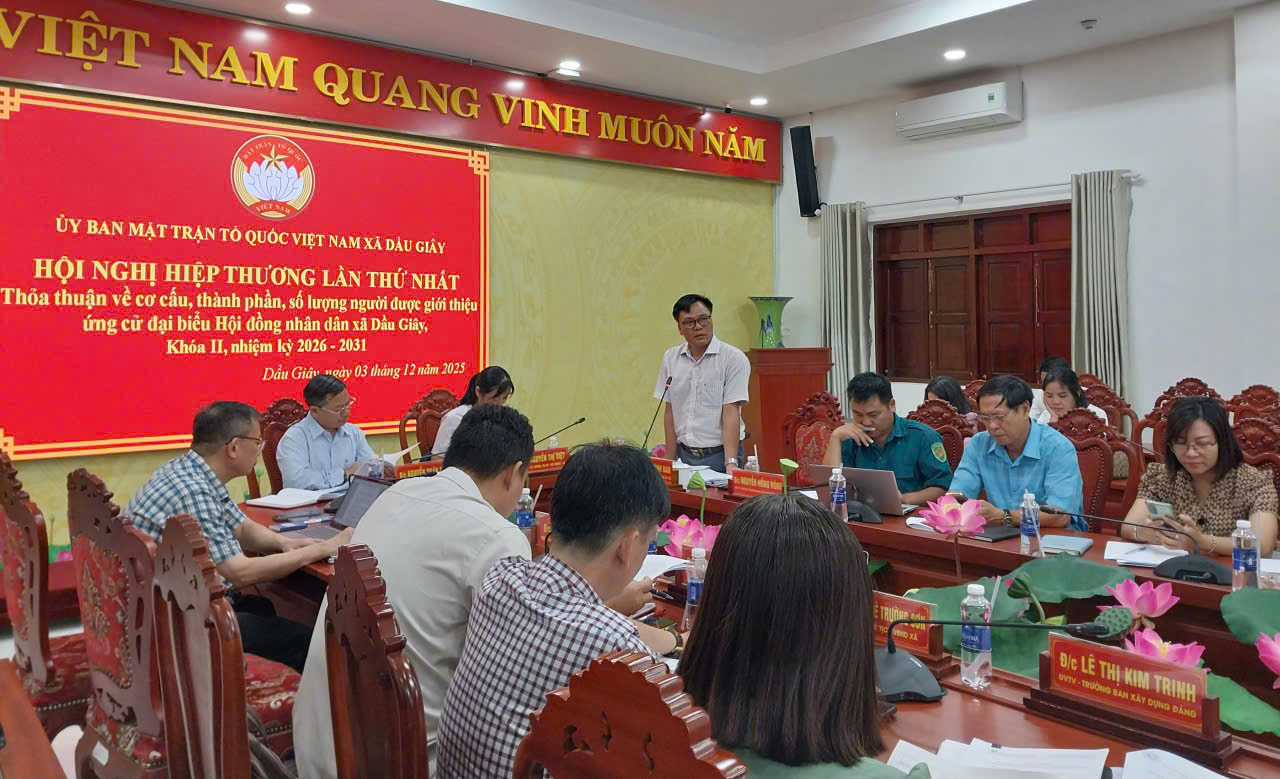 Đồng chí Phạm Đình Ban, Phó bí thư Thường trực Đảng ủy phát biểu tại hội nghị