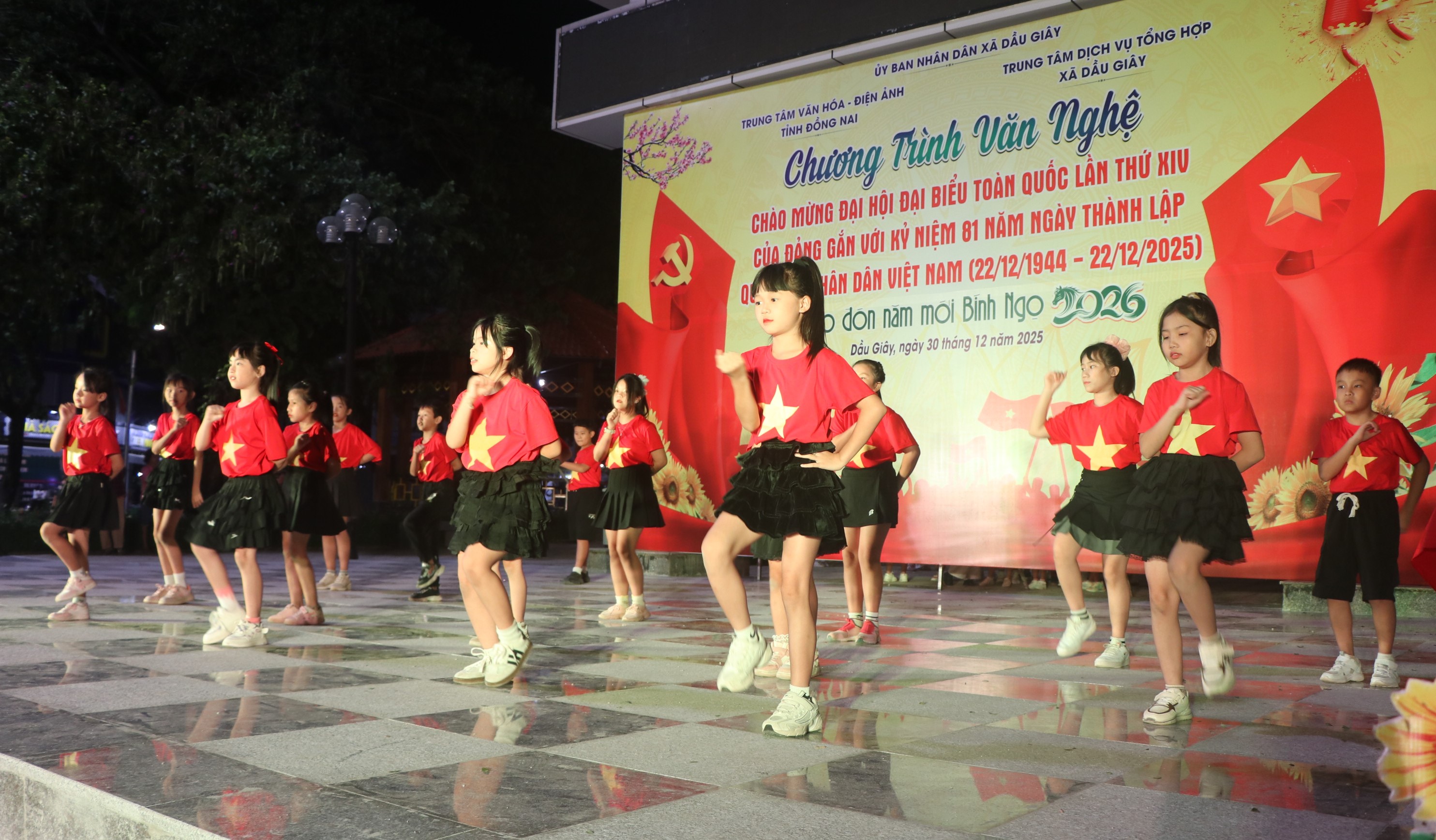 Một tiết mục văn nghệ do các em học sinh Trường tiểi học Hưng Lộc biểu diễn