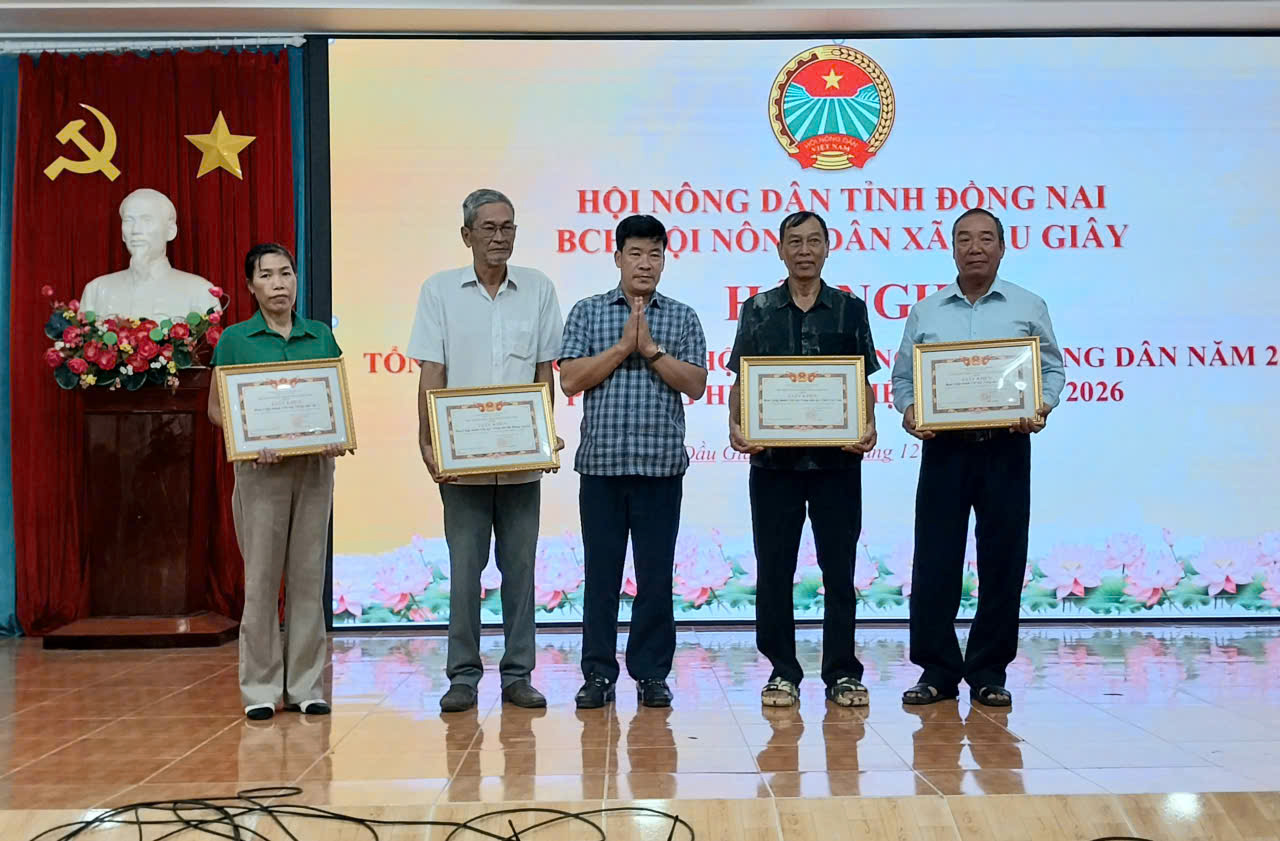 Phó chủ tịch UBND xã Bùi Văn Điệp trao giấy khen của UBND xã cho các tập thể tại hội nghị