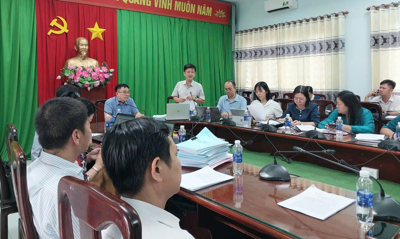 Phó chủ tịch UBND xã Nguyễn Lê Trường Sơn phát biểu tại buổi làm việc