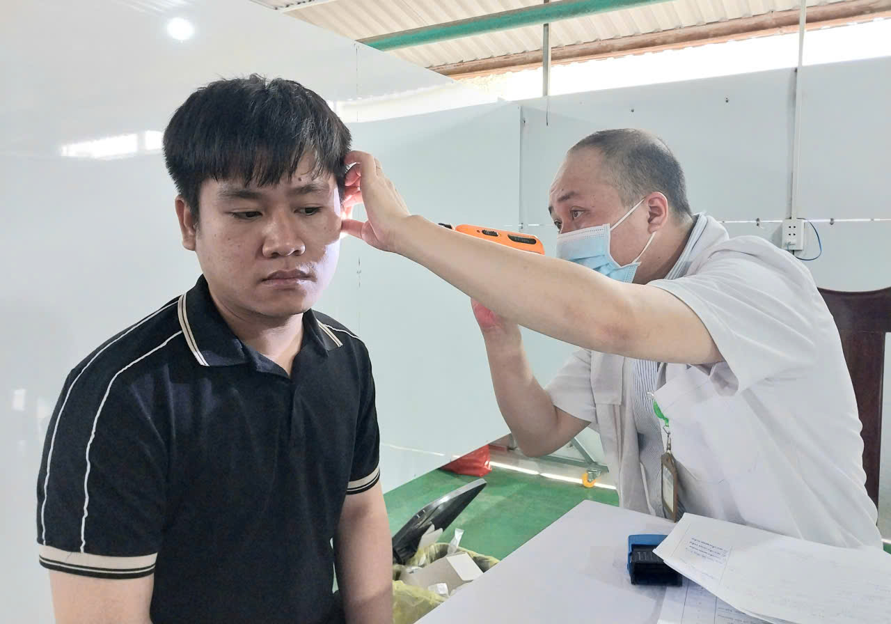 Thanh niên được bác sĩ khám Tai Mũi Họng