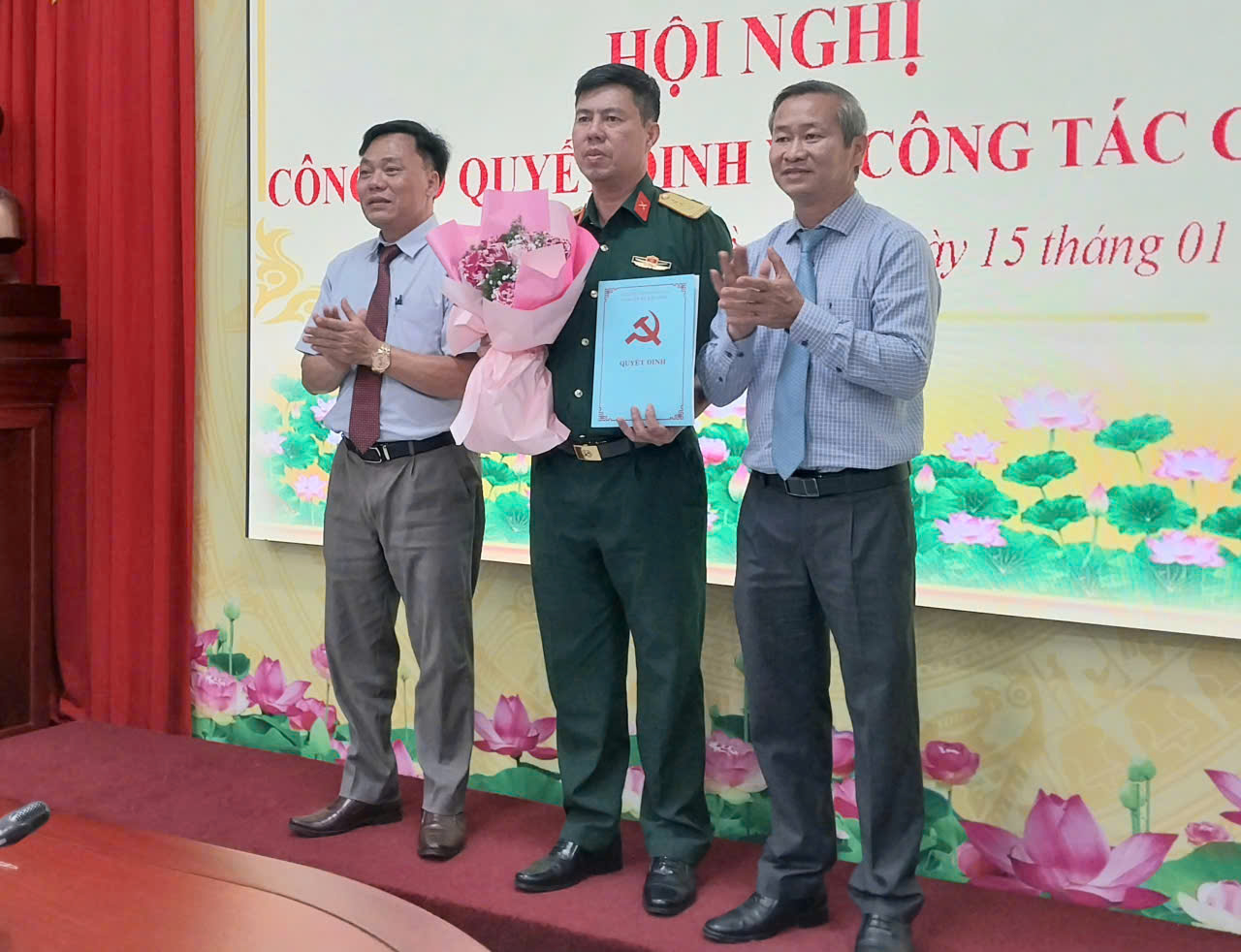 Bí thư Đảng ủy Cao Tiến Sỹ và Phó bí thư Thường trực Đảng ủy Phạm Đình Ban trao quyết định và tặng hoa chúc mừng đồng chí Nguyễn Văn Đắc