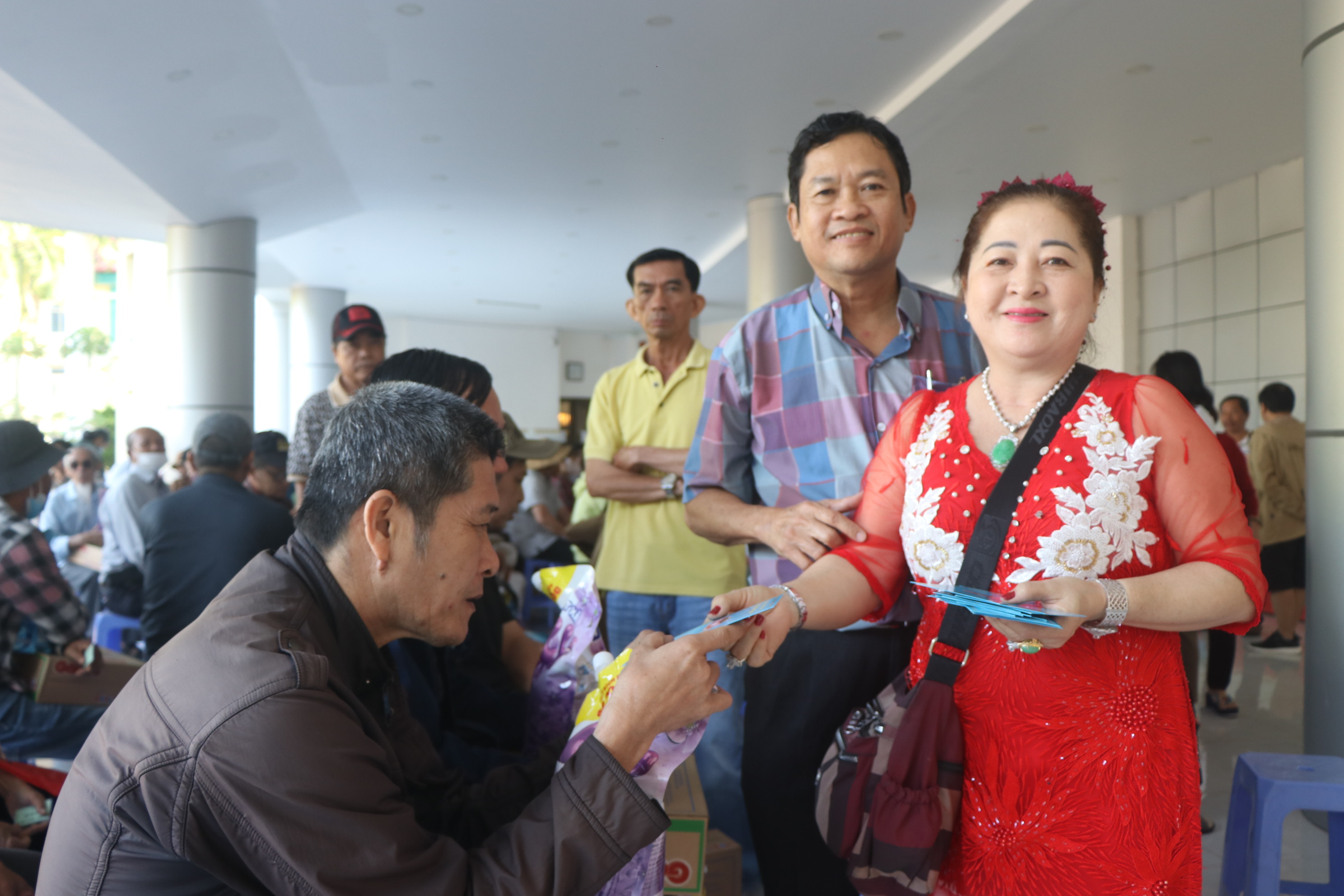 Cơ sở sản xuất gạch TUYNEL Vinh Tuyền trao quà cho người khiếm thị