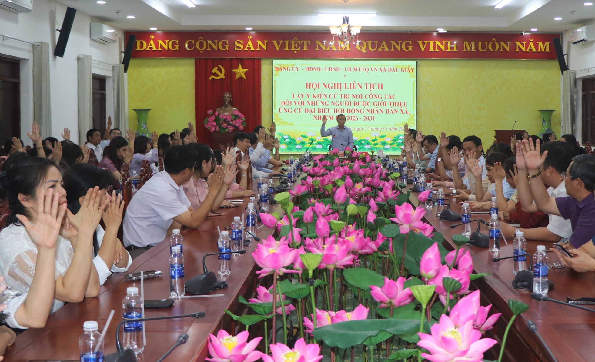 Đại biểu tham dự hội nghị biểu quyết nhất trí giới thiệu 30 đại biểu cơ quan Đảng, HĐND, UBND, Uỷ ban MTTQ Việt Nam xã được giới thiệu tham gia ứng cử đại biểu HĐND xã, nhiệm kỳ 2026 2031