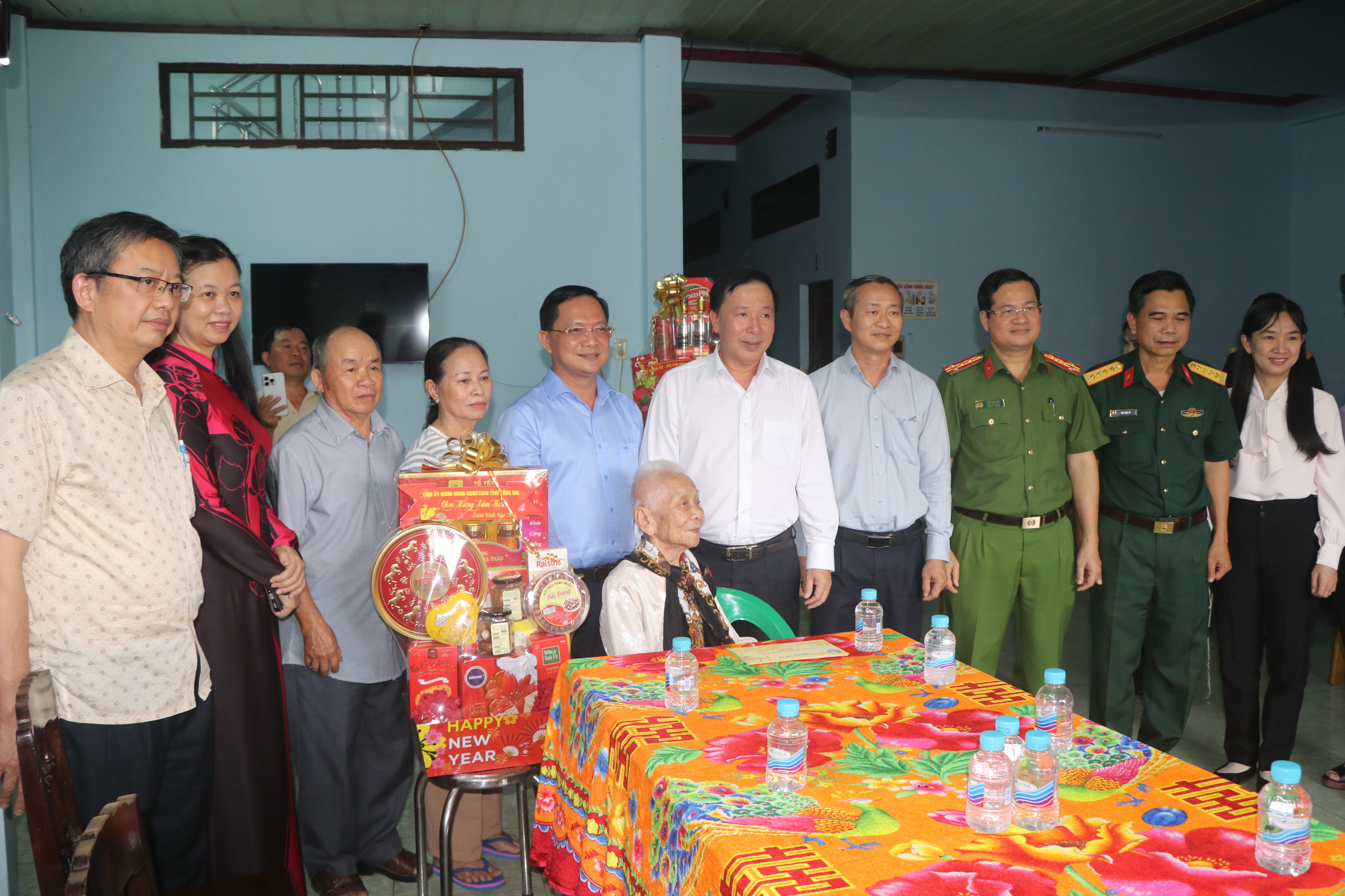 Đoàn lãnh đạo tỉnh, xã Dầu Giây chụp hình lưu niệm với Mẹ