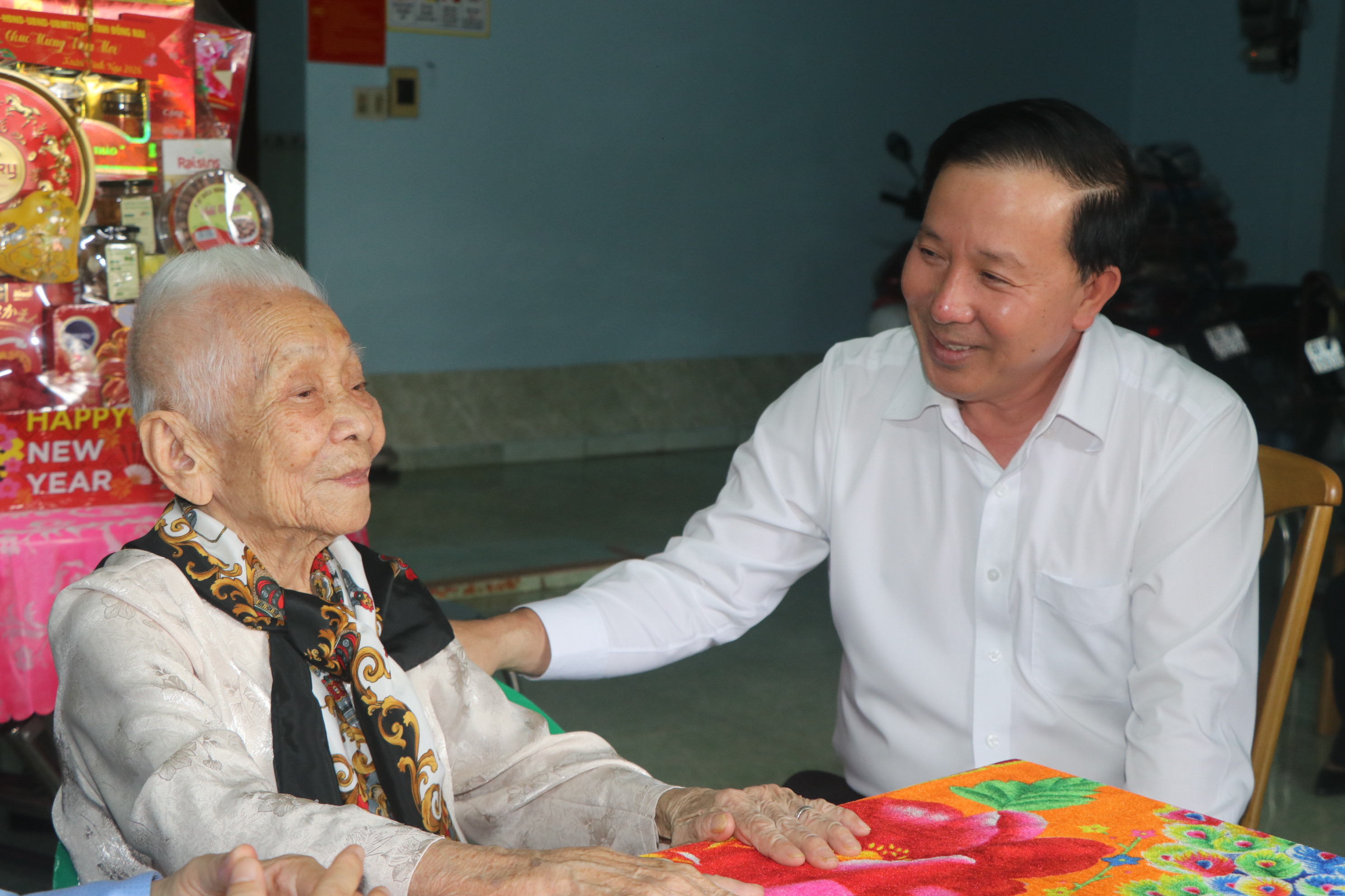 Đồng chí Nguyễn Văn Út, Phó Bí thư Tỉnh ủy, chủ tịch UBND tỉnh thăm hỏi sức khỏe Mẹ