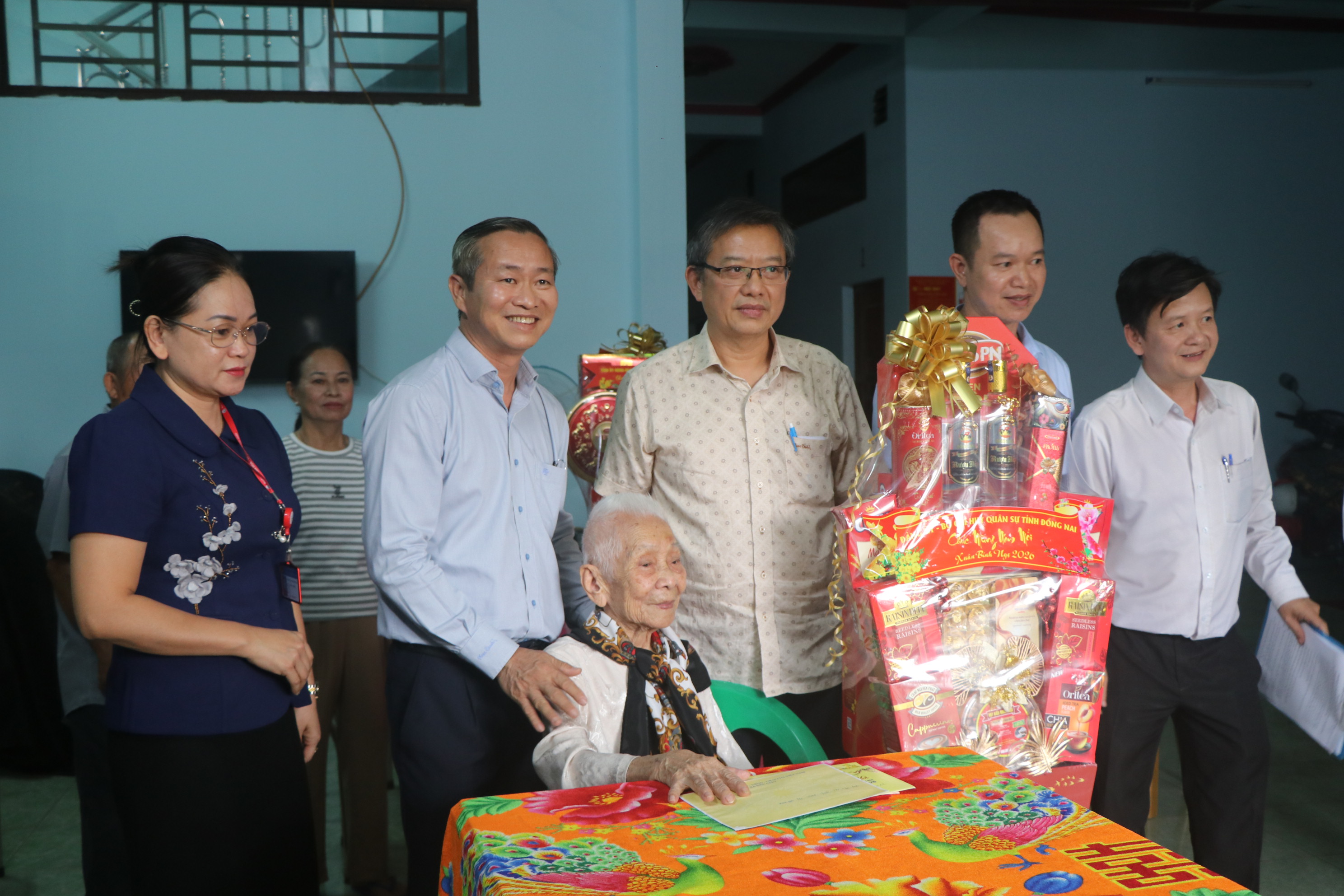Lãnh đạo xã Dầu Giây tặng quà và chúc tết Mẹ