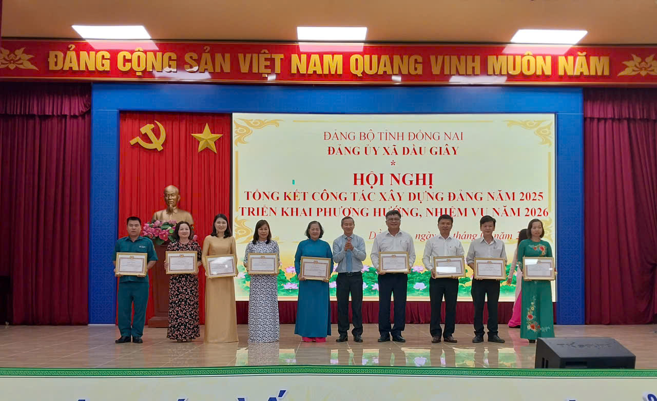 Tỉnh ủy viên, Bí thư Đảng ủy, Chủ tịch HĐND xã Dầu Giây Cao Tiến Sỹ khen thưởng cho 9 tổ chức Đảng hoàn thành xuất sắc nhiệm vụ năm 2025