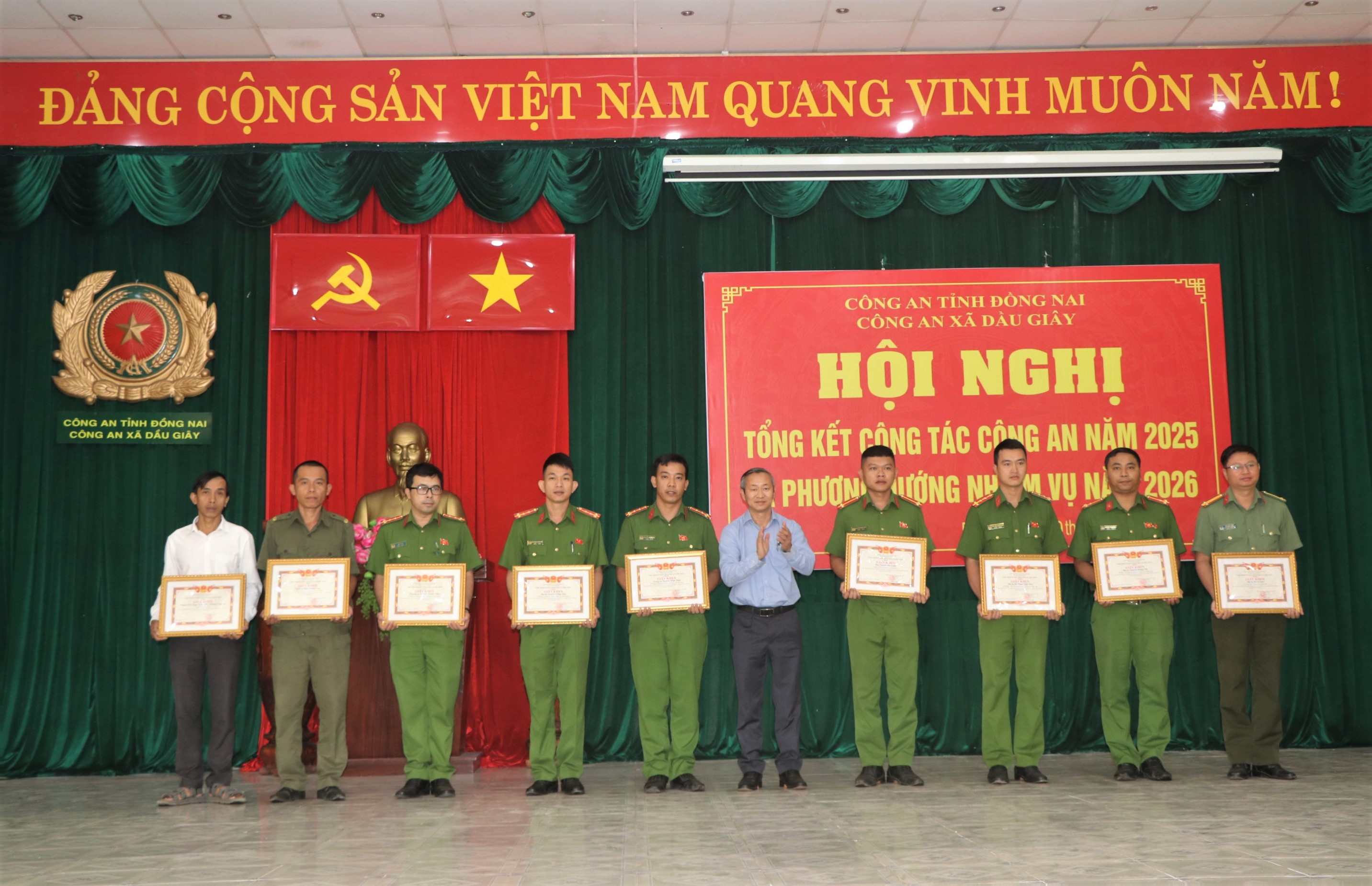 Tỉnh ủy viên, Bí thư Đảng ủy xã Dầu Giây Cao Tiến Sỹ trao giấy khen của UBND xã cho các cá nhân có thành tích xuất sắc trong thực hiện phong trào toàn dân bảo vệ an ninh Tổ quốc năm 2025