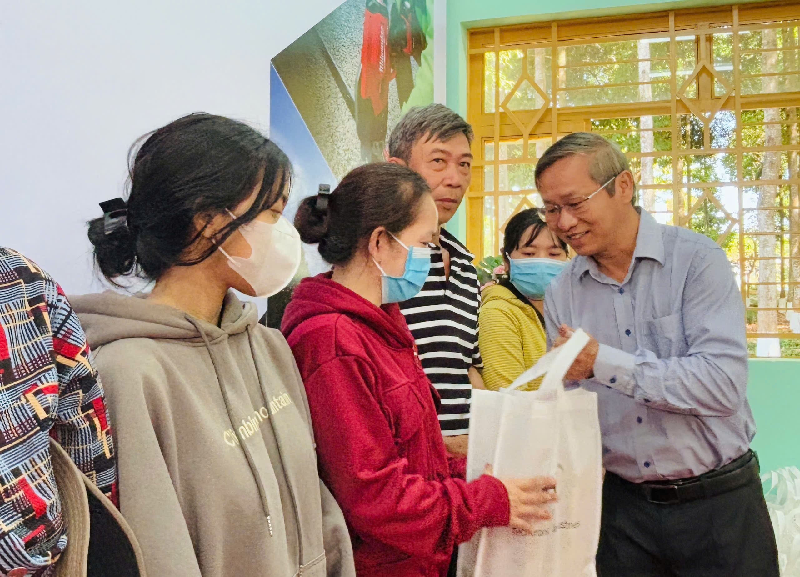 TUV, Bí thư Đảng ủy, chủ tịch HĐND xã Dầu Giây Cao Tiến Sỹ trao quà cho các hộ nghèo, hộ khó khăn tại chương trình