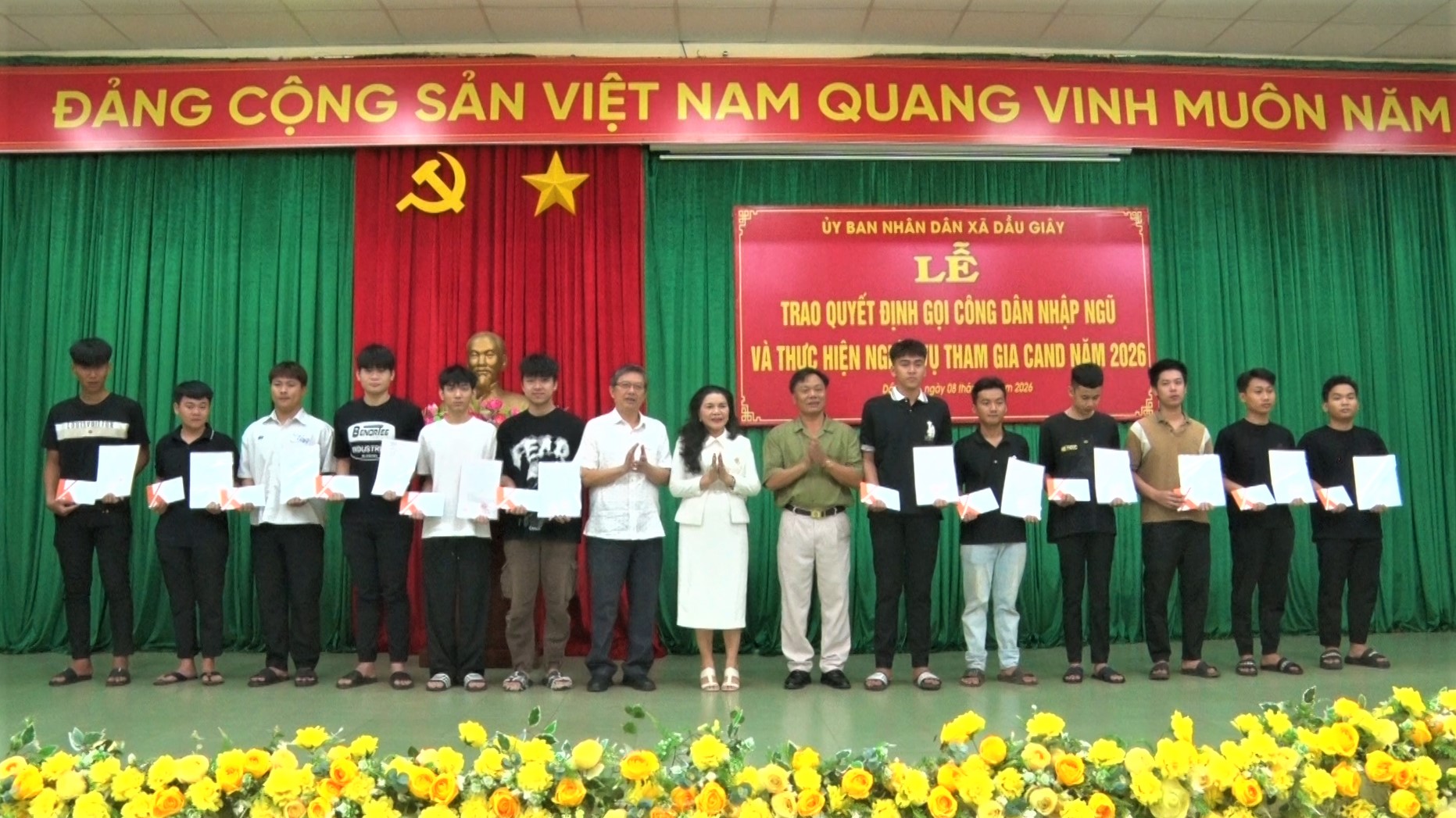 Lãnh đạo xã Dầu Giây trao Quyết định gọi công dân nhập ngũ và thực hiện nghĩa vụ tham gia công an nhân dân năm 2026 và bà Đặng Thị Kim Oanh, chủ tịch HĐQT tập đoàn Kim Oanh trao quà cho thanh niên