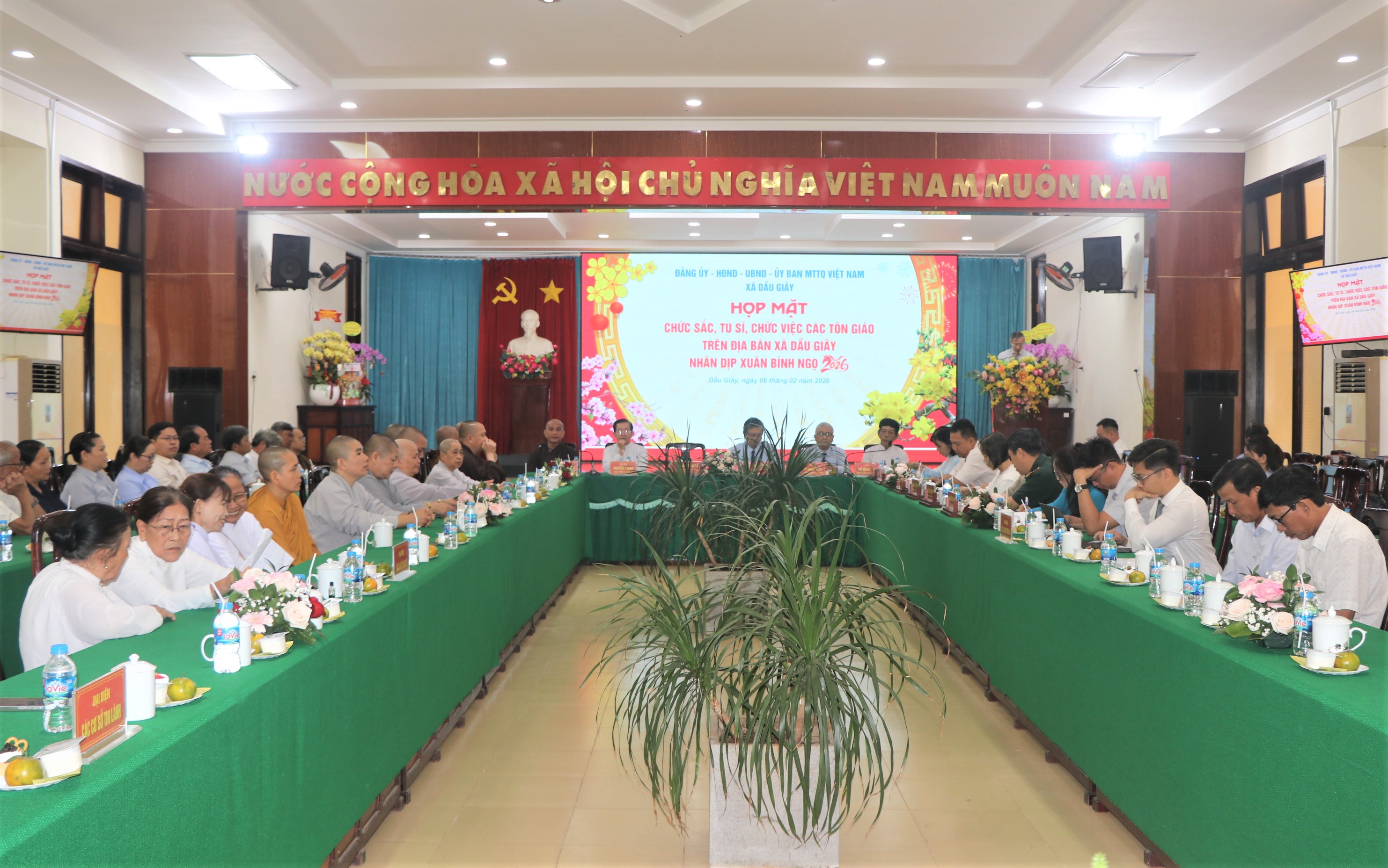 Quang cảnh buổi họp mặt (1)