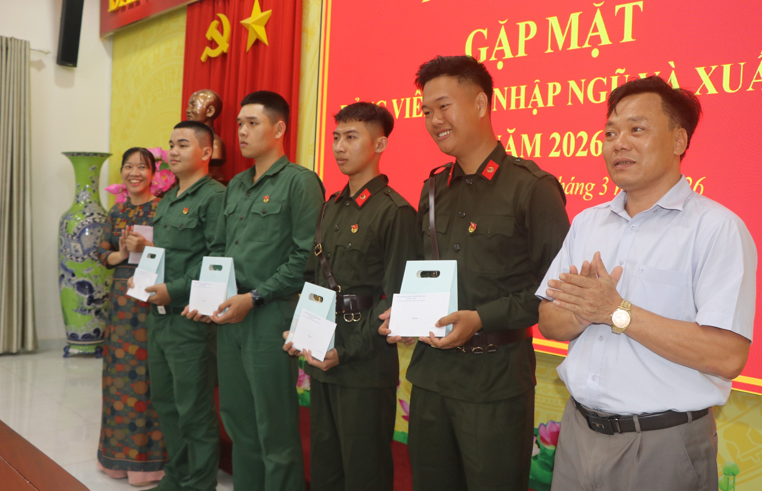 Đồng chí Phạm Đình Ban, Phó bí thư Thường trực Đảng ủy và đồng chí Nguyễn Thị Việt, Chủ tịch Ủy ban MTTQ Việt Nam xã tặng quà cho Đảng viên trẻ nhập ngũ năm 2026